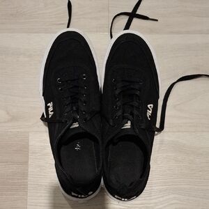 Fila Black Minimalist Sneakers for Everyday Wear